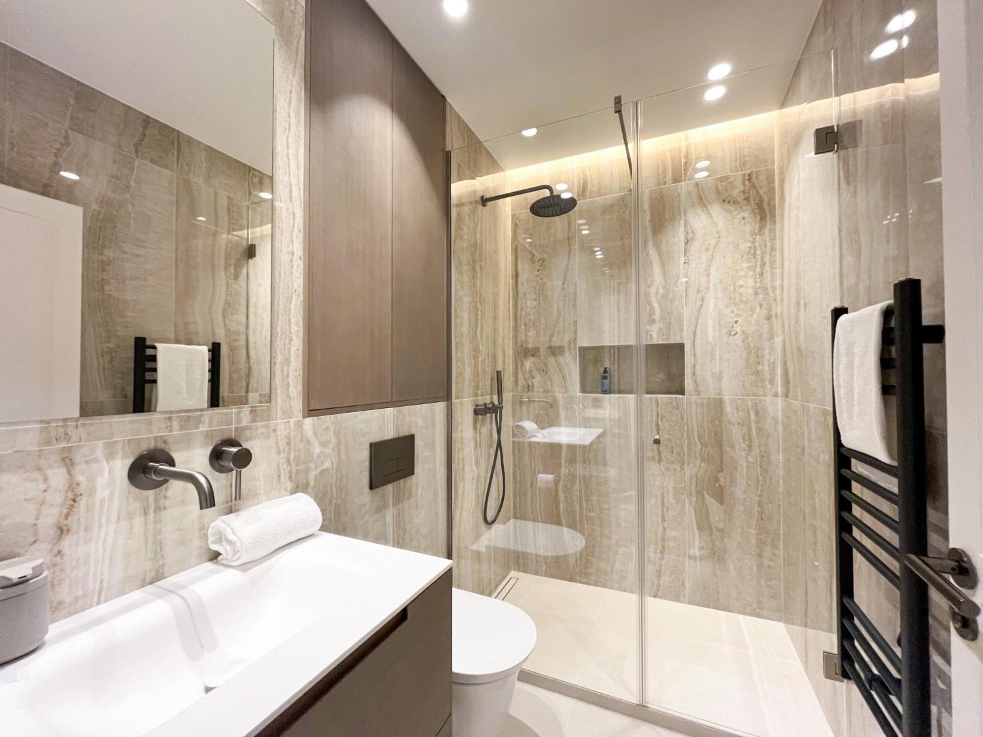 Urban Flat 191 - Luxury 3 Bedroom - Madeleine Apartment *